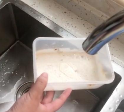 塑料饭盒里的污垢怎么清洗,塑料饭盒油腻怎么洗