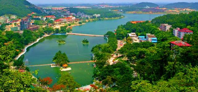 广州游山玩水：芙蓉山层峦叠翠，瀑布飞流直下。自然风光优美怡人