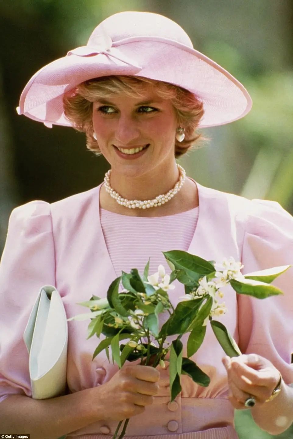 戴妃经典款戒指,戴妃蓝宝石珠宝