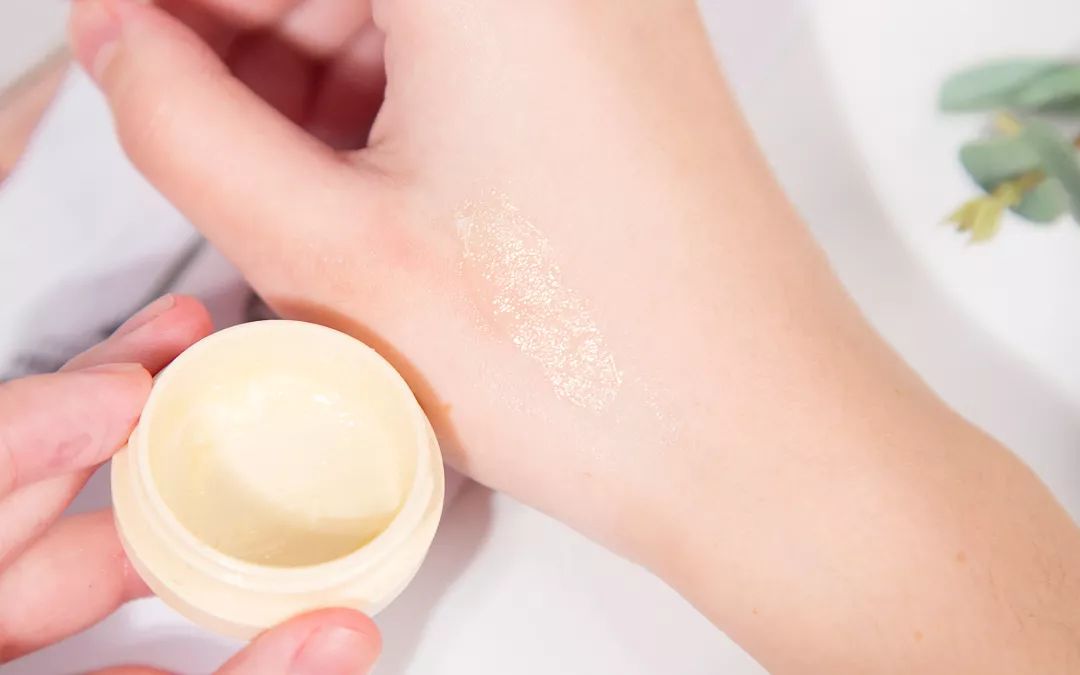 让你的嘴唇滋润一整天,让嘴巴嫩的唇膏