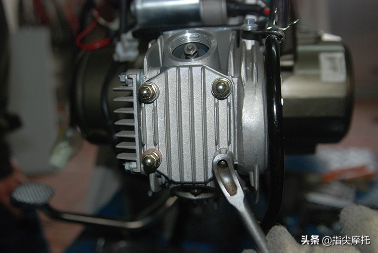 摩托车冒黑烟烧机油怎么回事呀,摩托车烧机油喷白烟解决方法