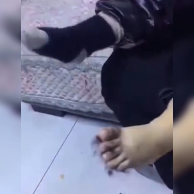 为什么宝宝脱掉袜子会紧绷双腿,宝宝脱鞋脱袜子是怎么回事