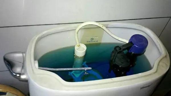 马桶夹层的污垢用什么快速清除,清除马桶下水道污垢妙招