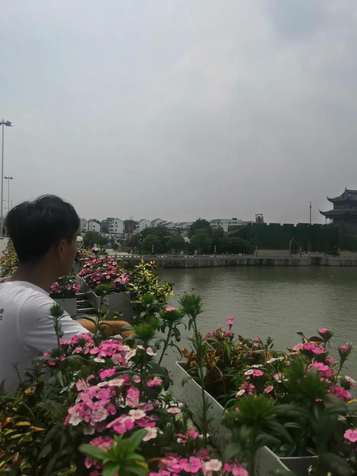 竟然有人说大学生进电子厂打工丢人