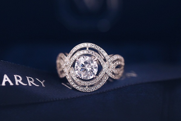 钻戒挑选视频,挑选钻戒的方法和技巧