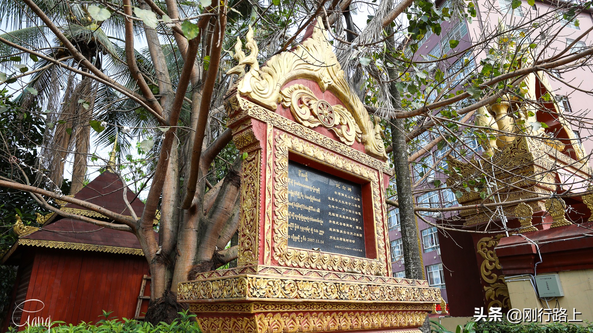 西双版纳总佛寺，历史悠久，佛教信徒将此寺视为拜佛圣地