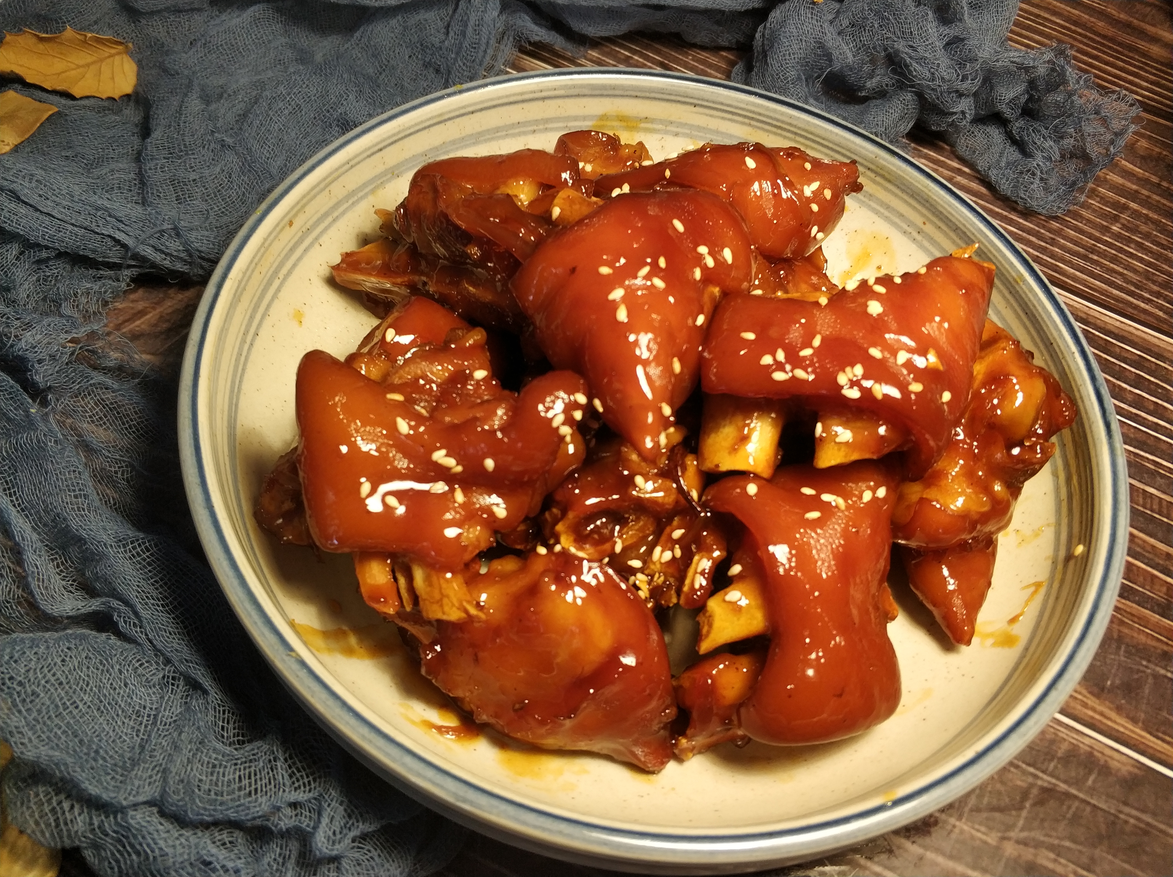 红烧猪蹄怎么颜色红亮,红烧猪蹄怎么做才软烂不腥臭