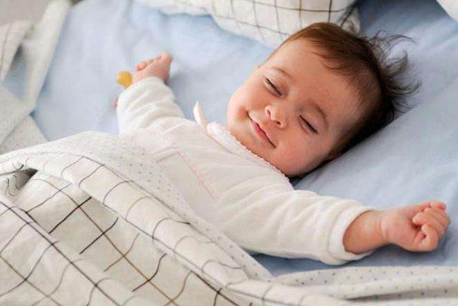 带娃睡觉总被“踢醒”，孩子睡觉“来回滚”，不只是淘气而已