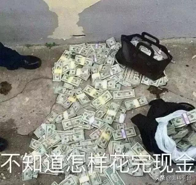 辣眼睛：“露奶衫”火了？一件4000元遭哄抢！太骚了