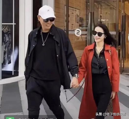 宝马秀恩爱,租别墅炫富网红夫妻