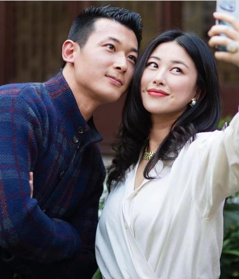 朱珠产后晒全家福,朱珠黑裙全家福大气范