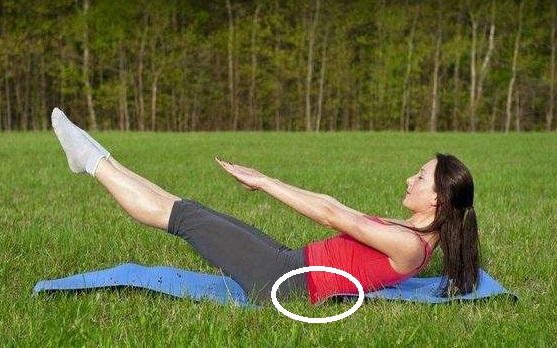 瑜伽沉腰拱背到底怎么做,瑜伽的船式平衡感怎么练