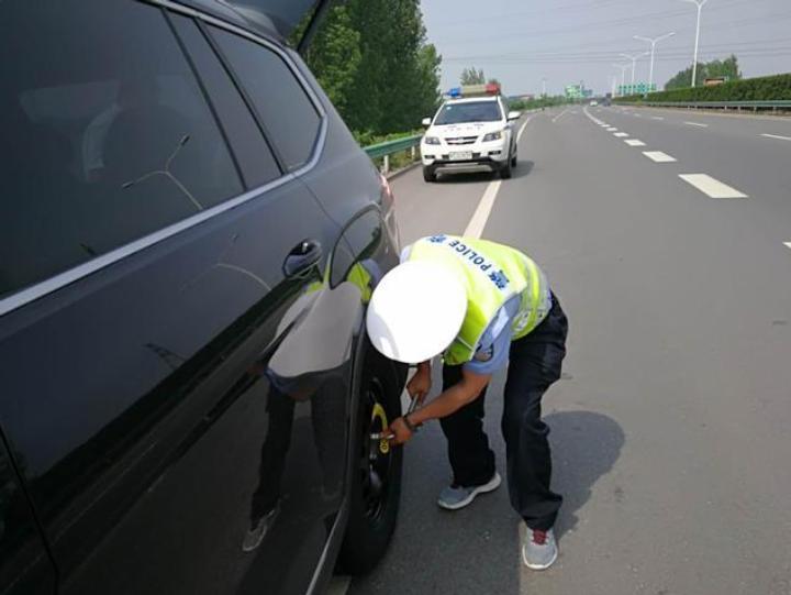 高速爆胎瞬间自救方法,高速爆胎没有扳手怎么样自救