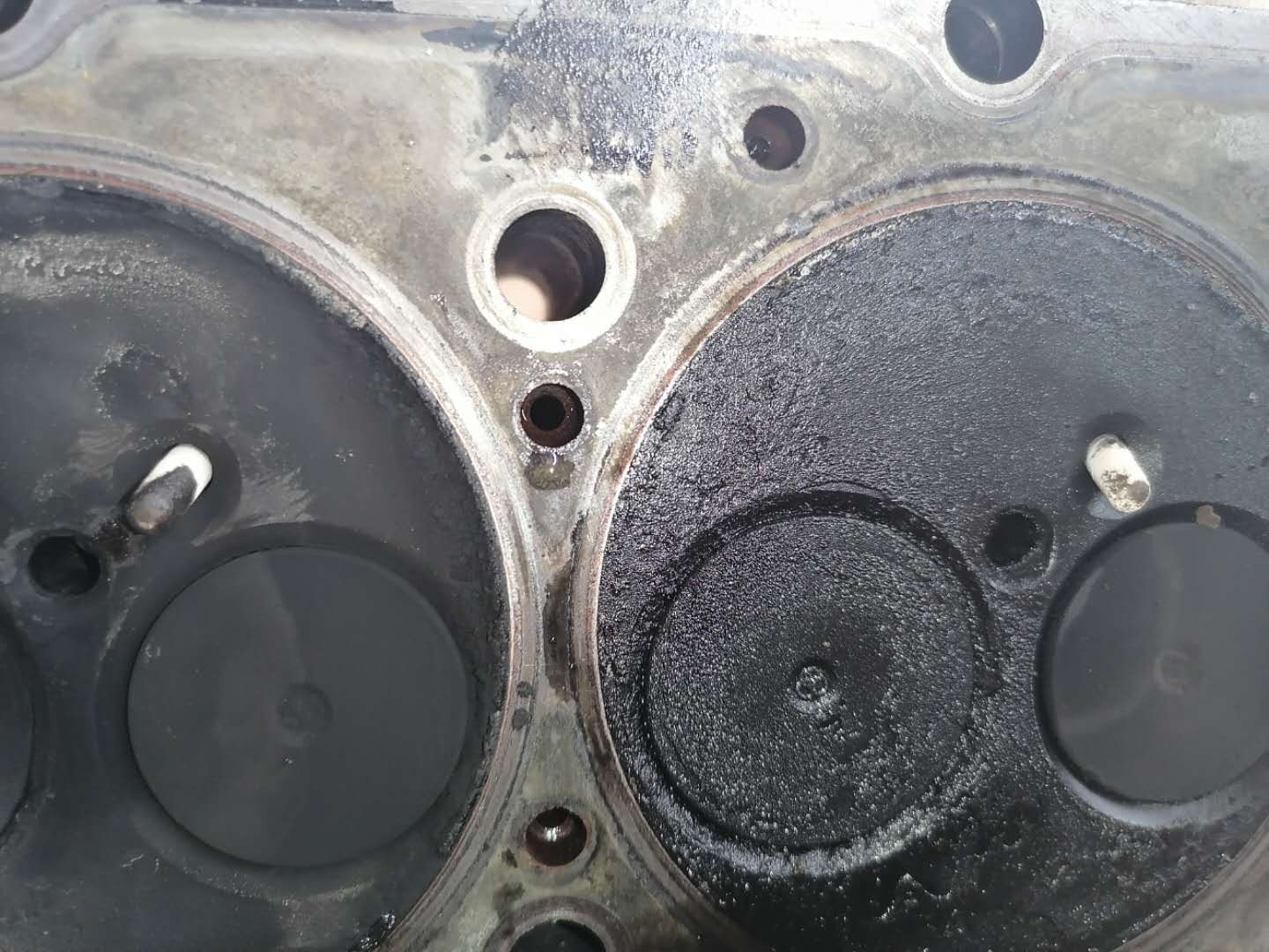 发动机冒白烟蓝烟烧机油,尾气大量冒蓝烟要不要大修发动机