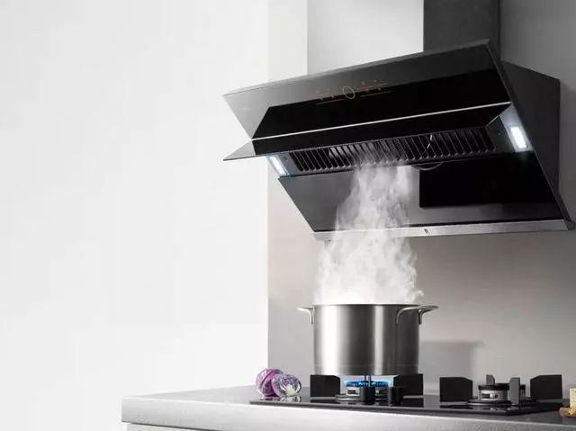 做饭时开油烟机为啥卫生间有臭味,做饭呛是抽油烟机的问题吗