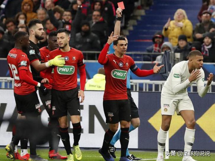 头脑发热!2亿巨星蹬踏小腿被红牌罚下,这一夜他成为丢冠罪人