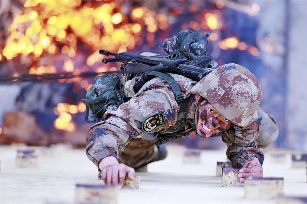 弘扬雷锋精神争当时代楷模,王杰两不怕战斗精神事迹视频