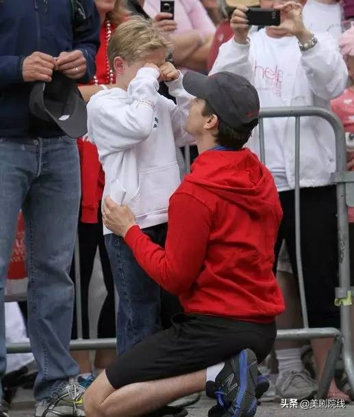 第一次被男生搂肩,第一次被男生拉手搂腰什么感觉