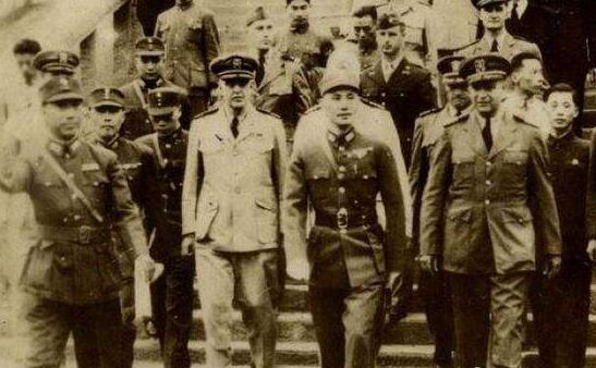 特务伪装成和尚进寺庙被鹅发现,特务假扮和尚下场