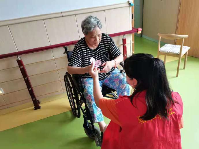 「颐和资讯」小小折纸，满满祝福——颐和社工折纸为长者送祝福
