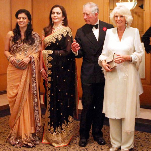 印度首富56岁妻子和卡米拉同框竟稳赢，用价值3亿手机让人长见识