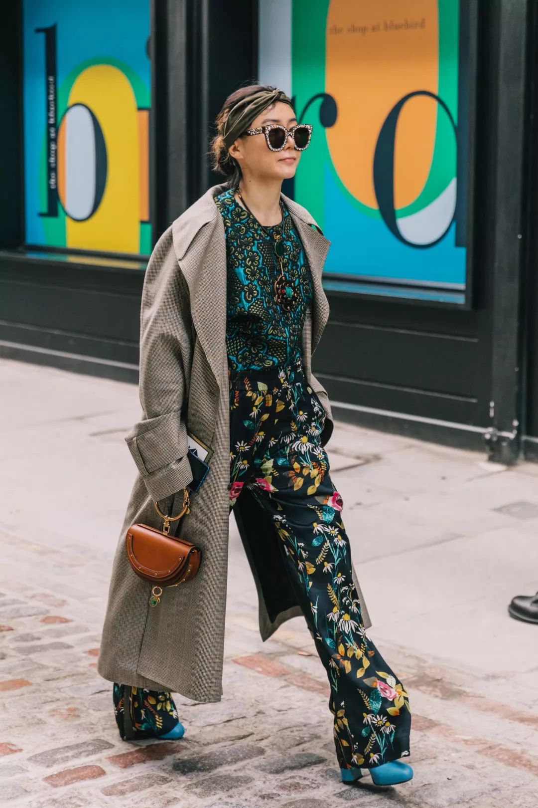 搭靴子穿的裙子秋冬款,裙子靴子秋冬搭配图