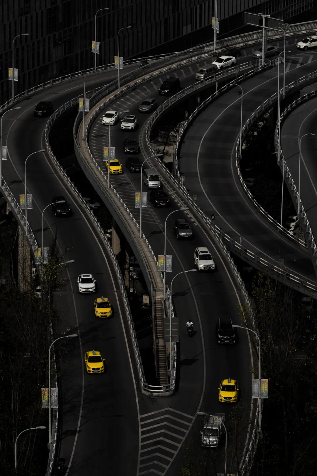 出租车司机的真实生活：月入7000，月休8天，但不是谁都能干