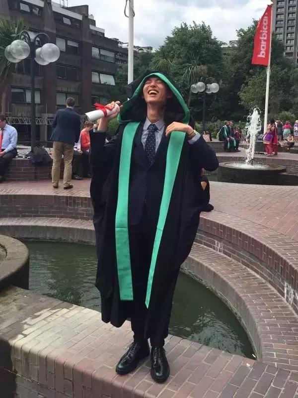 从200斤的胖子晋升到排名前八的世界超模！他是走出去的山西牛人