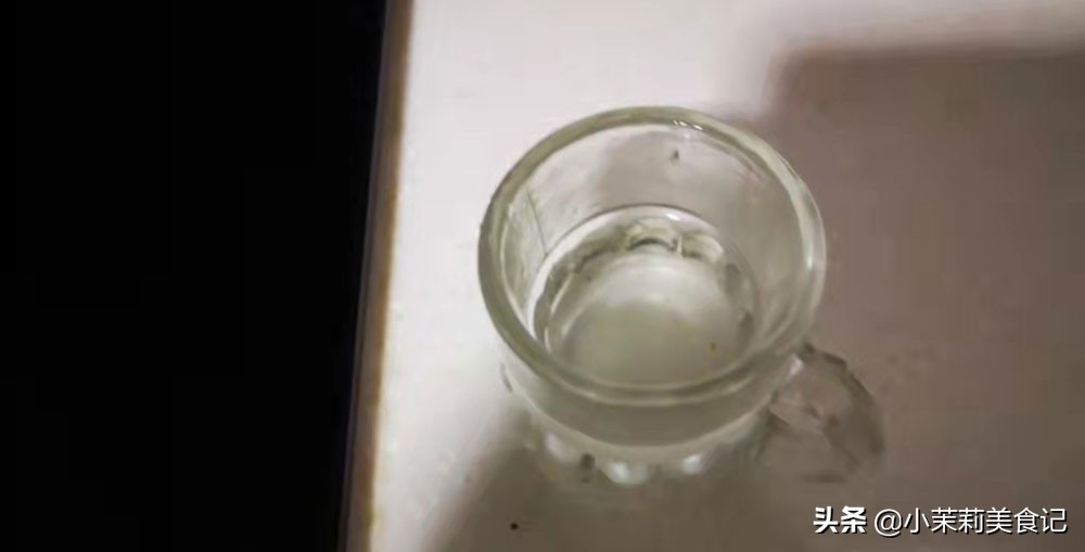 炸花生米是凉了放盐还是趁热放盐,炸花生米放凉了还不脆