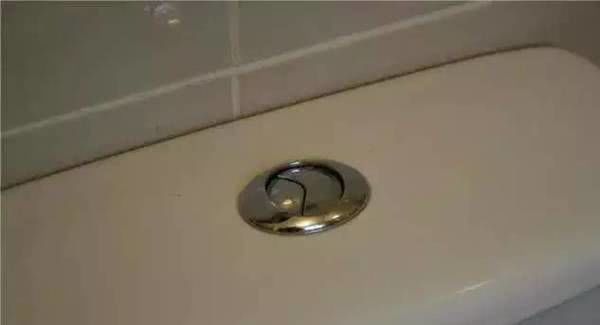 马桶上的两个按钮分别是干什么的,马桶两个按钮放水一样多怎么回事