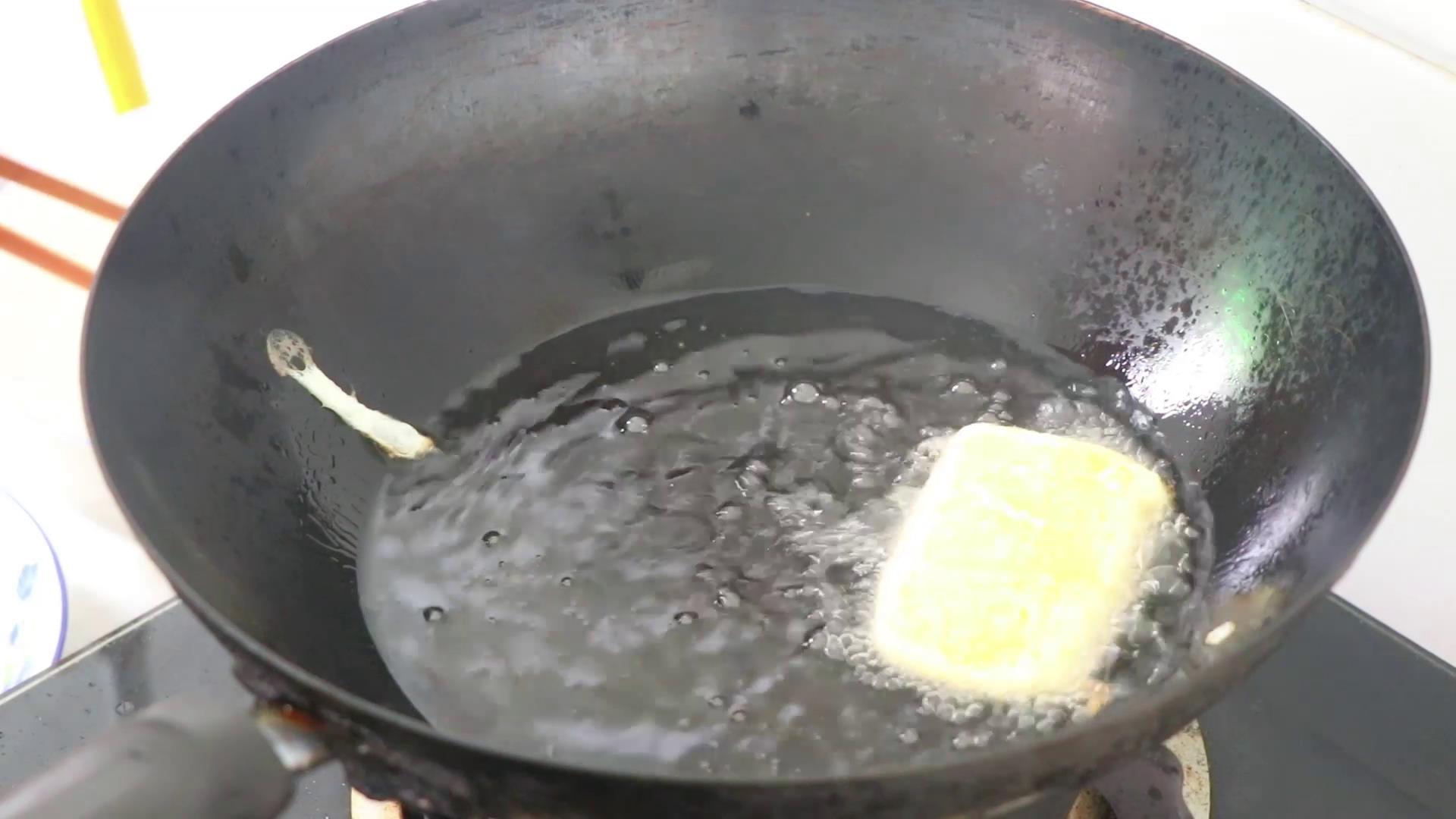 炸馒头片为什么要先蘸一下凉水,炸鸡蛋馒头片怎么做又嫩又好吃