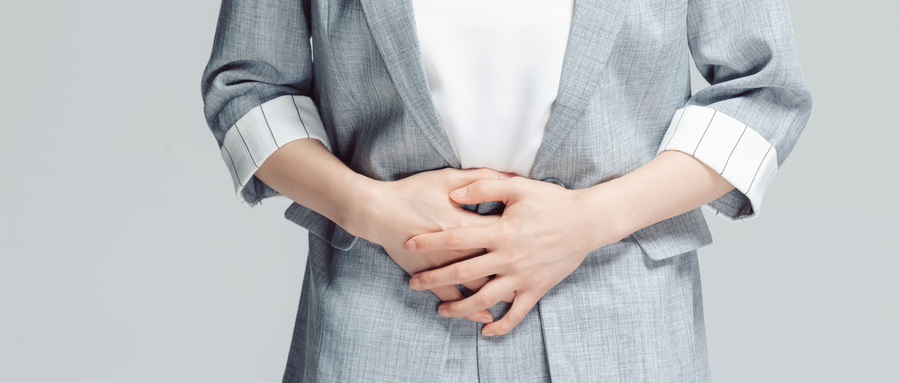 女孩子第一次使用酒店浴缸，第二天*处私**长了痘痘，是性病吗？