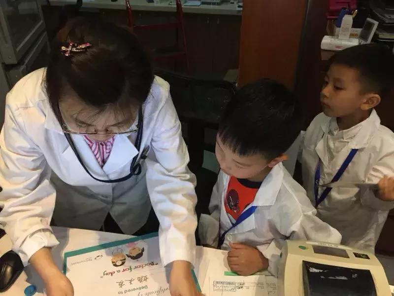 “DoctorFor-A-Day”：小问号携手知名品牌-新加坡“百汇医疗”