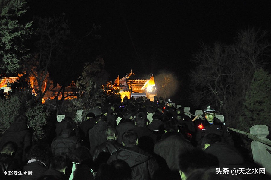 甘肃天水数万民众“上九朝观”祈福纳祥争烧头柱香！（组图）