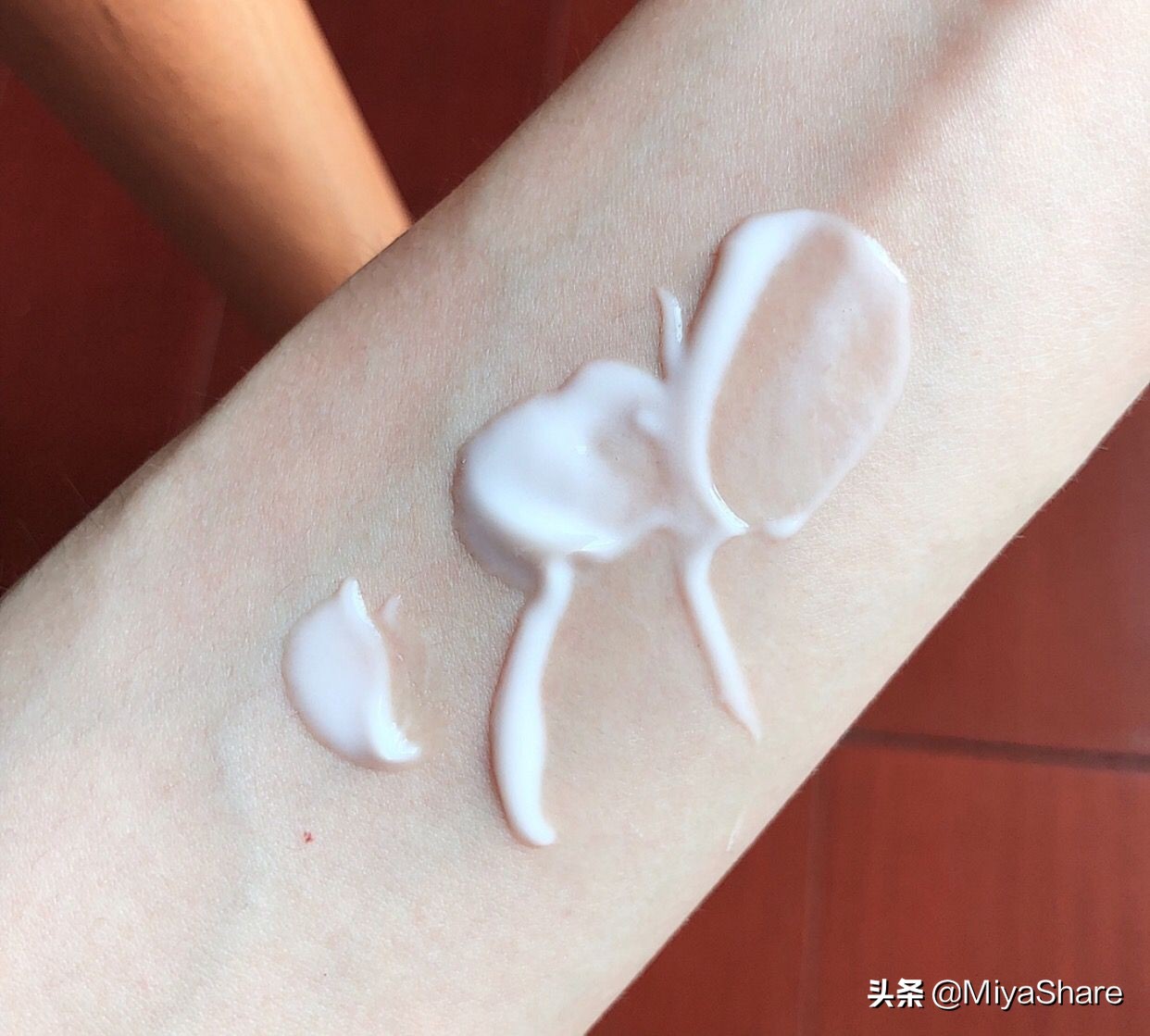 雅诗兰黛混油皮面霜测评,粉霜推荐公认好用第一名雅诗兰黛