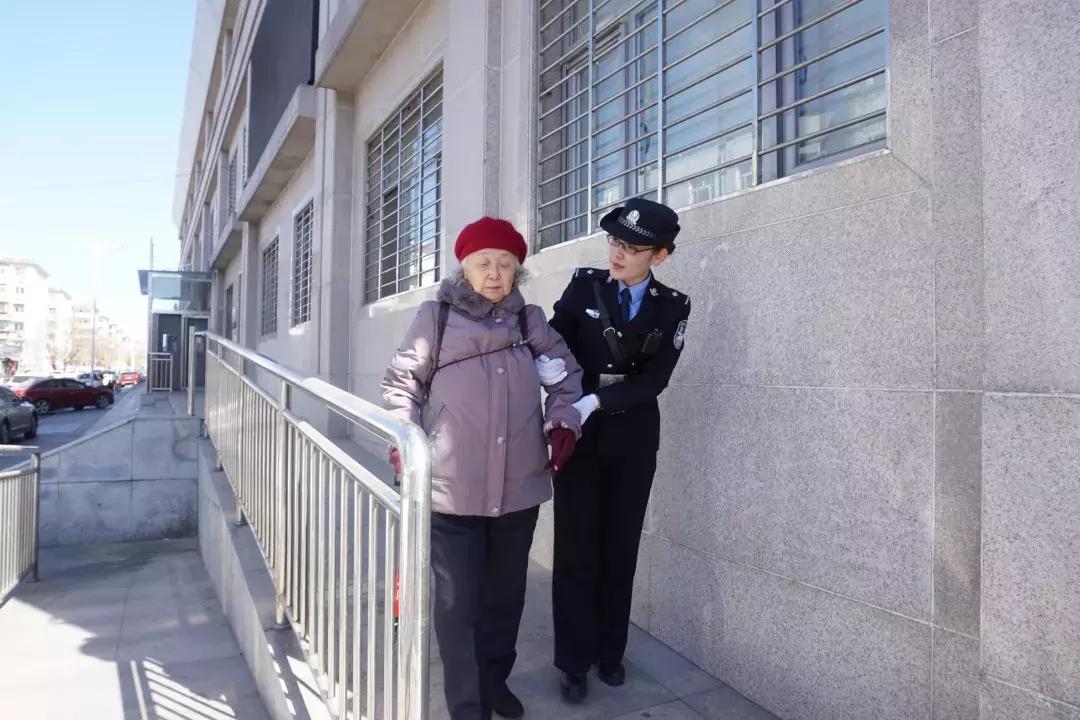 法警安检的动作要领和顺序包括,法警对人民法院安检过程