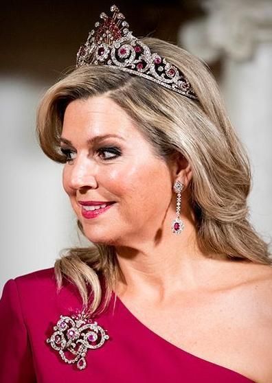 英国王室珠宝红宝石,英国皇室珠宝35克拉蓝宝石胸针