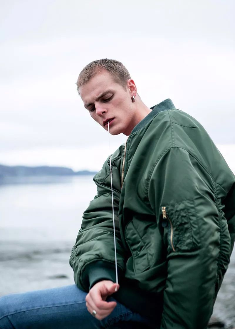 头发很硬两侧总是翘起怎么剪,头发很硬两侧总是翘起