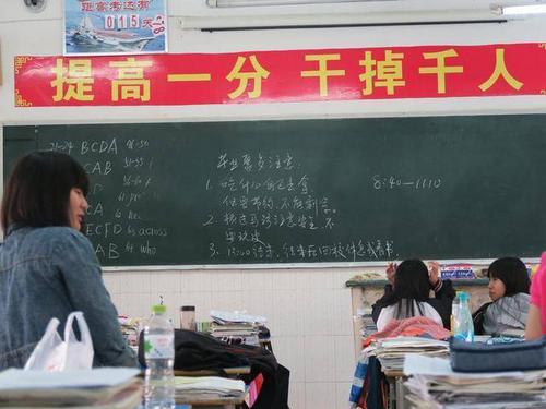 孩子快高考啦痴迷游戏如何教育,都高三了孩子还玩手机怎么办