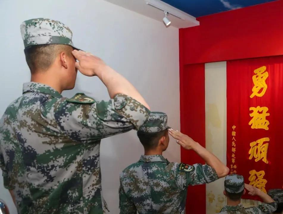 老兵退伍感人瞬间,老兵退伍潸然泪下