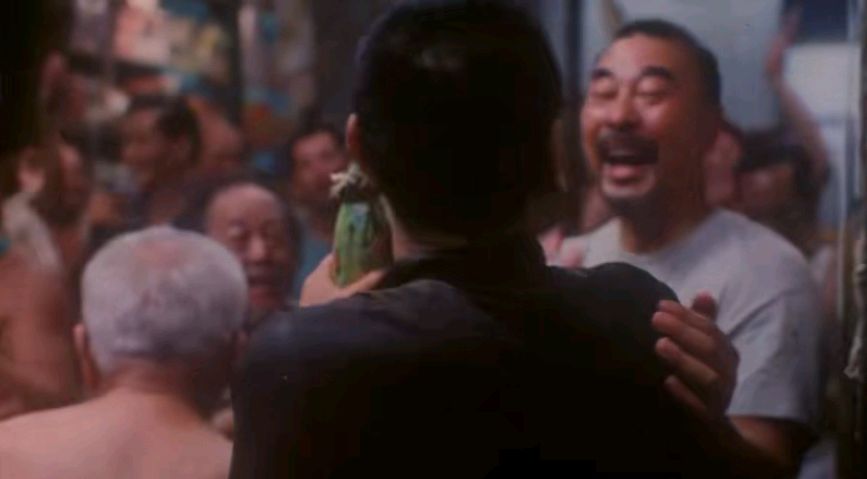 香港笼屋居住40年，他说：不是我住笼子，是看我的你们住笼子里