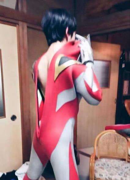 奥特曼怎么样变回人间体,奥特曼怎么变回人间体