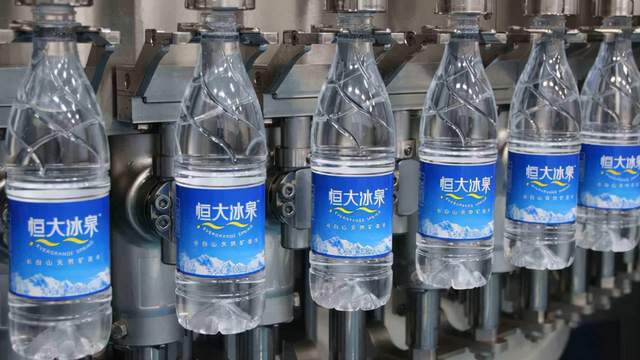 搞矿泉水亏几十亿，搞电动车亏百亿，不过许家印还手握4千亿地皮