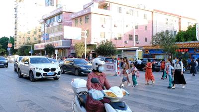 肇庆斑马线,肇庆斑马线前让行视频