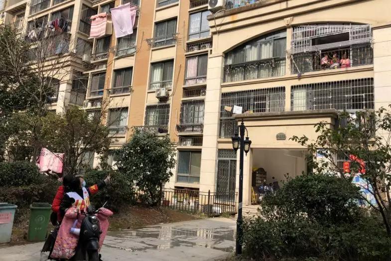 我也怕病毒，但我是村支书，我不带头谁还敢冲？