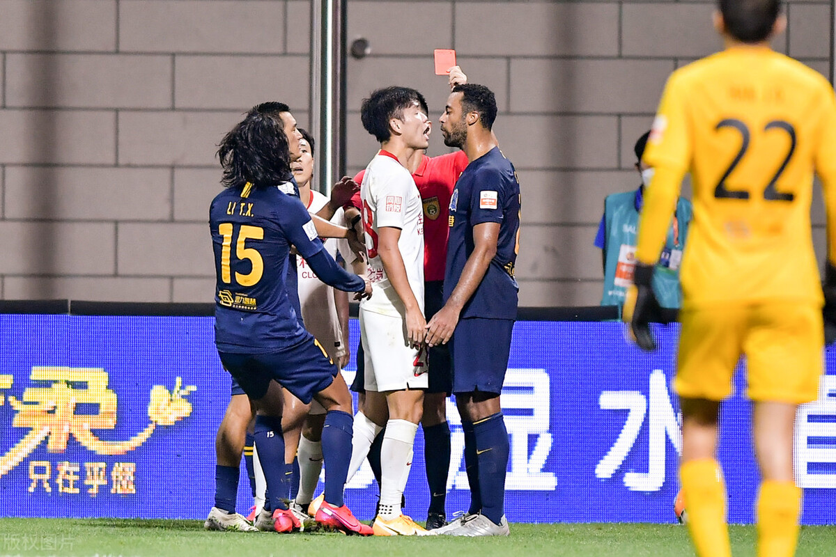 海报难改变现实！小球迷淋雨两小时后发问，深足外援不是很厉害吗