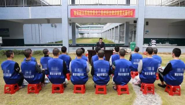 到看守所送衣服有时间规定吗,第一次给看守所寄衣服要寄哪些