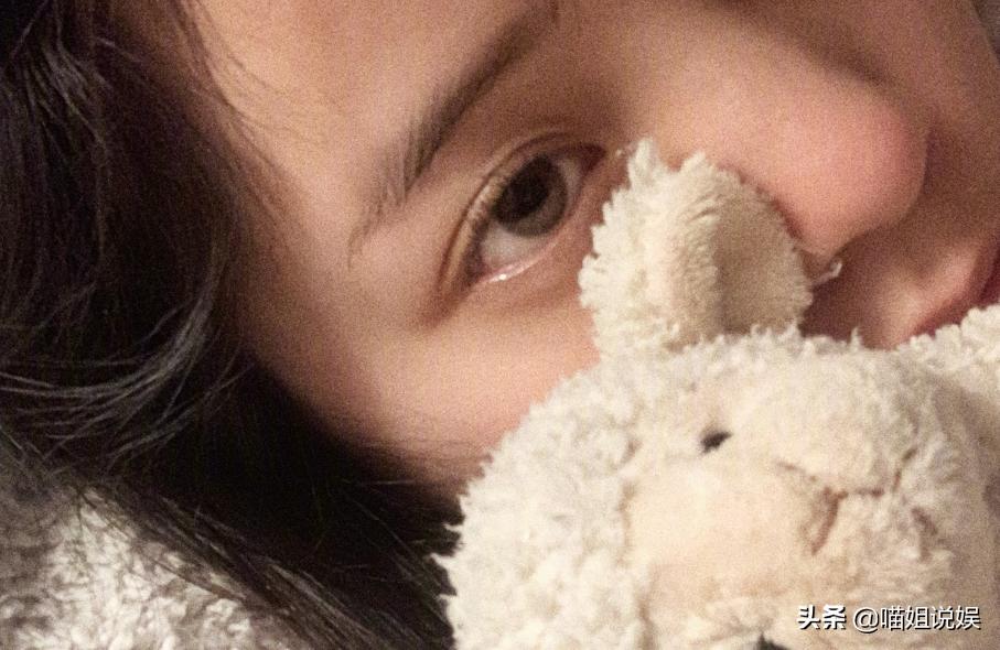 喜欢晒眼睛特写的小花,“苍蝇腿”睫毛触及审美低谷,无法理解