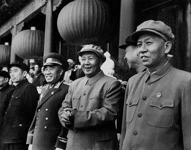 毛*东泽**点评*少奇刘**：政治上坚定，原则性很强，弱点是灵活性不够