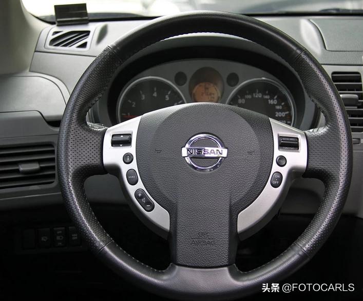 老日产奇骏2.0与新1.5,09老奇骏尾灯最上面的是什么灯